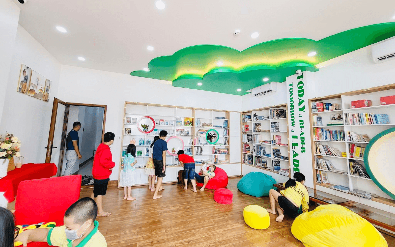 Học viên đọc sách trong thư viện EVAS Library
