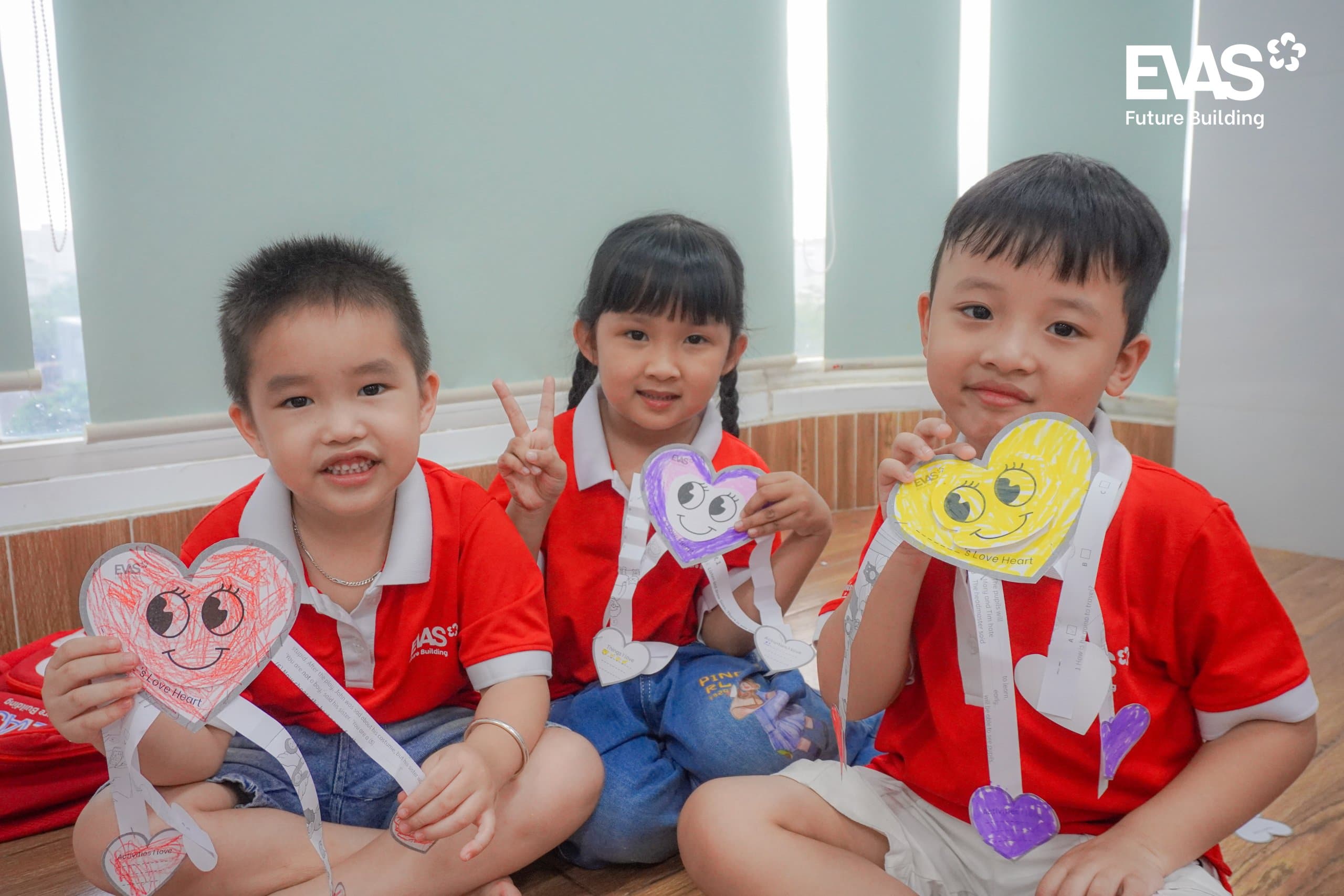 Các học viên Âu Việt Úc với sản phẩm sáng tạo trong hoạt động đầu năm học